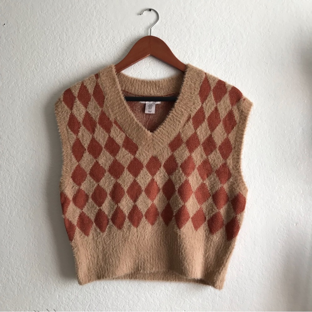Diamond patterned knit v neck sweater vest